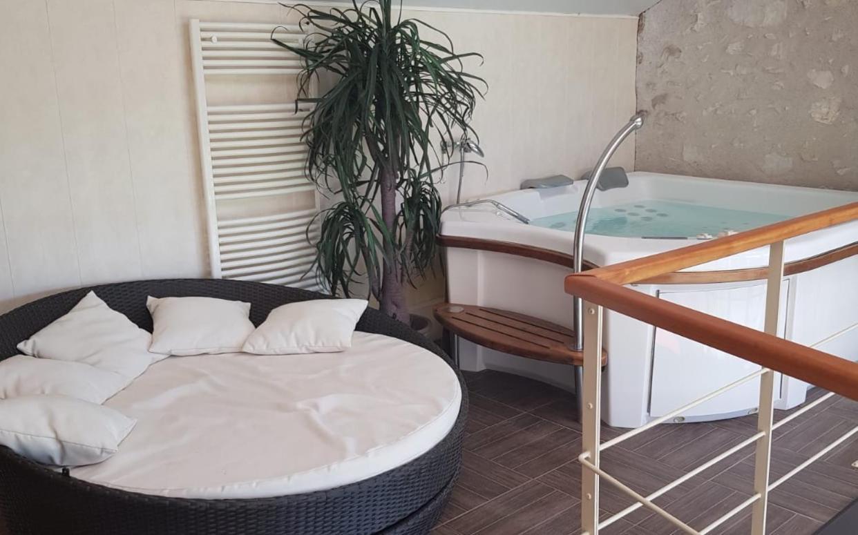 Le Domaine De Tizo Hotel Saint-Victor-de-Morestel ภายนอก รูปภาพ
